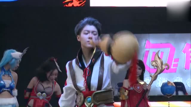 王者荣耀cosplay：全场就服李白喝酒，庄周头顶绿发上台！免费观看