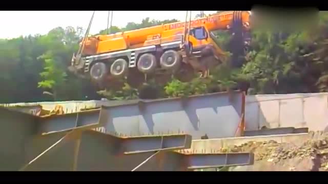 非常可怕的吊車起重機事故，工作中遇到這種情況只能哭 (218播放)