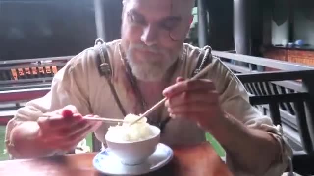 《巫师3：狂猎》杰洛特神级Cos学用筷子 一言不合就剁别人手免费观看