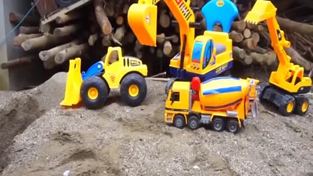 汽車發生事故，橙色吊車出動救援了 (380播放)