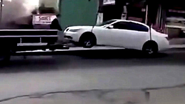 小車出事故吊車來拖車，下一秒意外發(fā)生，小車車主看到估計要哭暈 (221播放)