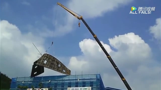 外國吊車司機愚蠢操作事故 吊車違規(guī)作業(yè)事故合集 吊車失誤視頻 (180播放)