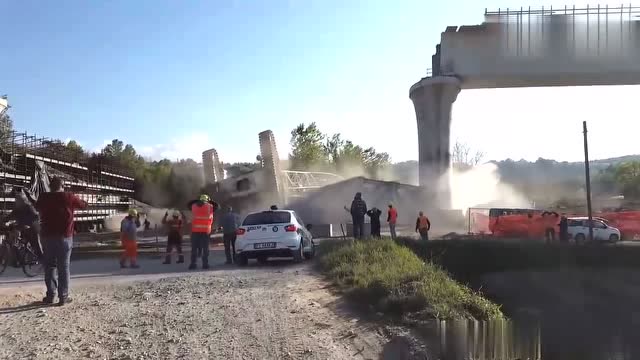 大吊車發生意外事故，這工地老板當場崩潰了！ (207播放)