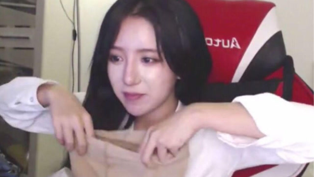 绝地求生：因为没让土豪粉丝满意，呆妹被父亲责骂，深夜痛哭！免费观看