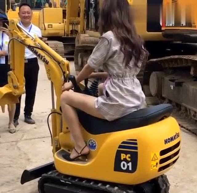 秘书开车技术有点儿差,开个挖机一直晃,老板笑的这么开心