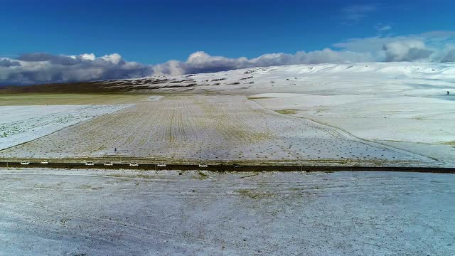 絲路車隊雪後穿越祁連山脈