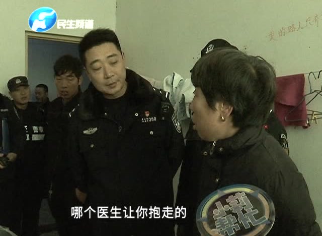 懷疑雙胞胎嬰兒是被拐兒童,羣衆果斷報警,孩子“奶奶”道出事情真相