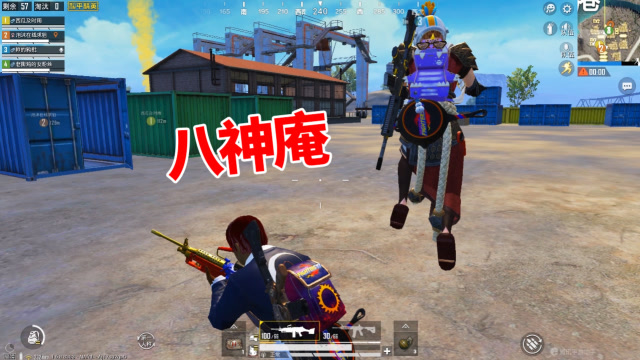 和平精英老撕鸡：穿着“八神庵”的皮肤吃鸡！走到哪都是焦点！这钱花的值免费观看