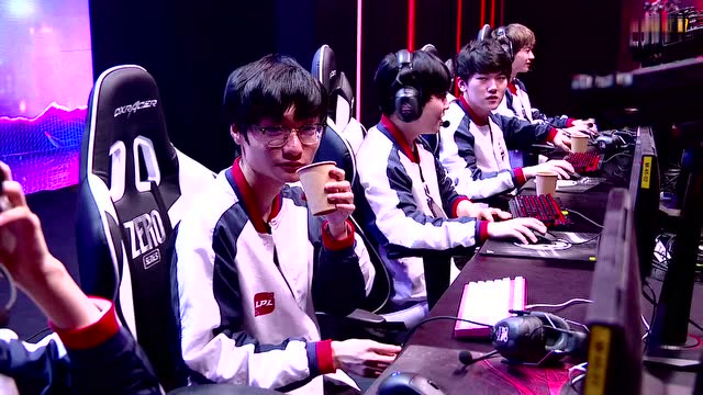 全明星：周末正赛TheShy队 VS Uzi队 第1场免费观看