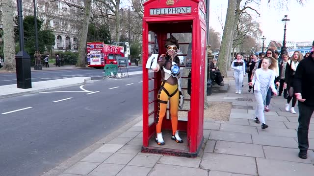 伦敦街头的守望先锋cosplay猎空 闪光Tracer免费观看