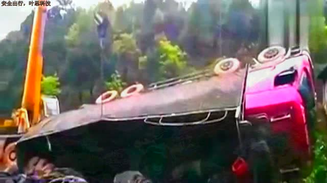 吊車救援翻車事故卡車視頻 (201播放)