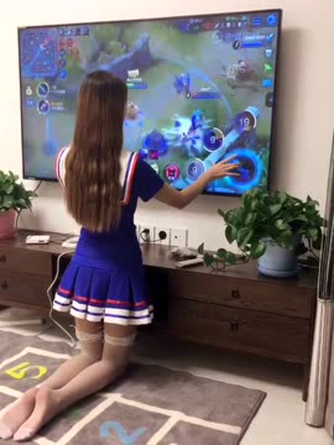 美女跪着玩王者荣耀 带带我啊免费观看