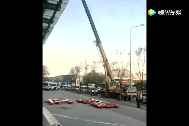 吊車出事故了，這些人都被連累了！ (174播放)