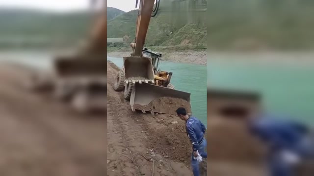 關鍵時候還得靠大哥，吊車還有三秒到達事故現場！ (155播放)