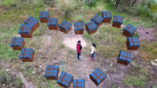 绝地求生真人版：大神带萌妹吃鸡，手枪召唤空投爱心，这是外挂吧免费观看