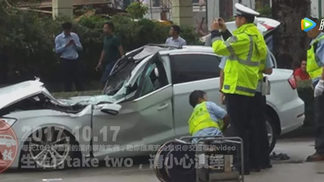 交通事故合集：小車被吊車臂砸扁，駕駛員毫發未傷躲過一劫！ (186播放)