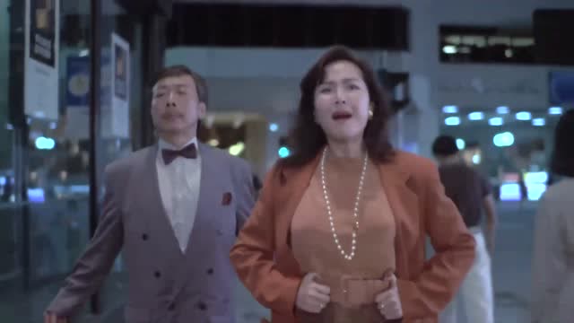 情圣:周星驰和美女偷偷潜伏房间,电视突然响了吓坏了