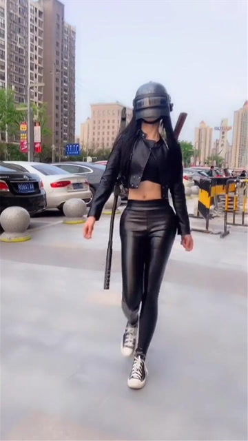 背着双狙的吃鸡小姐姐！免费观看