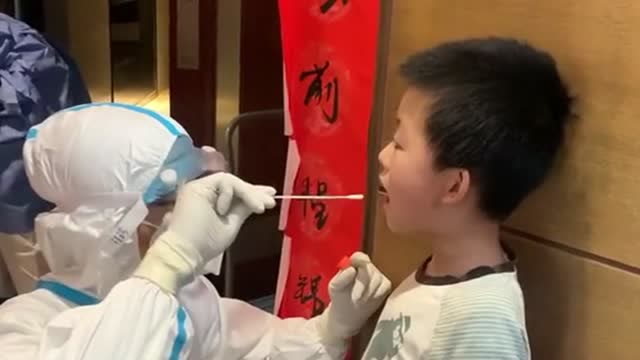 医生给孩子做核酸检测,两个小孩乖乖一次成功,就是表情有点痛苦!