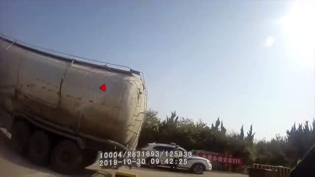罐車車身寫忘了他吧我開大罐車養你 交警笑噴一查:違規