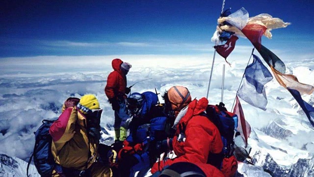 商業化登山爭議重重 解讀攀登珠穆朗瑪峯背後的巨大產業鏈