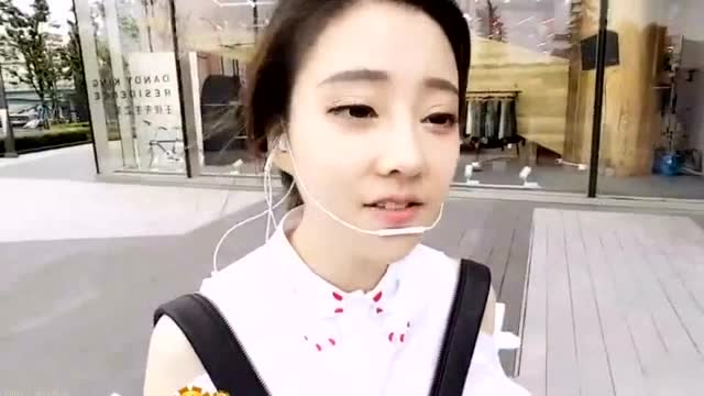 LOL斗鱼冯提莫上海户外边走边唱，水友竟全程保护免费观看