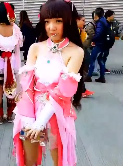 捉到一枚偷吃棒棒糖的cosplay小萝莉，太可爱免费观看