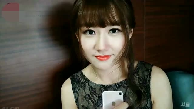 大司马户外直播遇到小苍让她代播一会，看到直播间的飞机火箭懵了免费观看