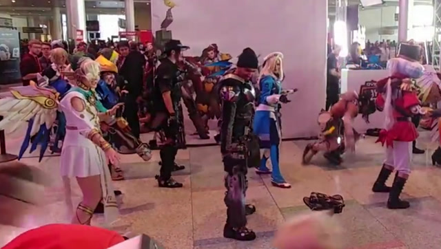 一起跳舞的《守望先锋》Coser们：小美为什么穿了法拉的衣服免费观看