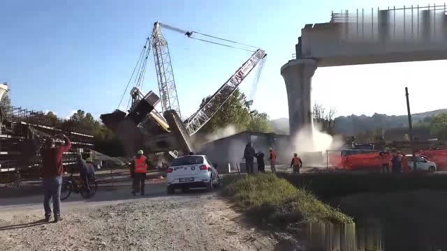 大吊車發生了意外事故，工地老板當場崩潰了！ (221播放)