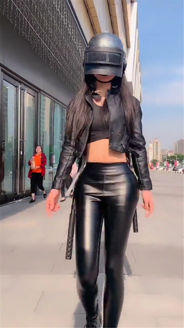 98k小姐姐被路人围观了！免费观看