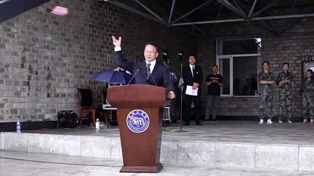 史上最帥致辭!開學典禮遇暴雨,校長扔掉演講稿:只講4句話