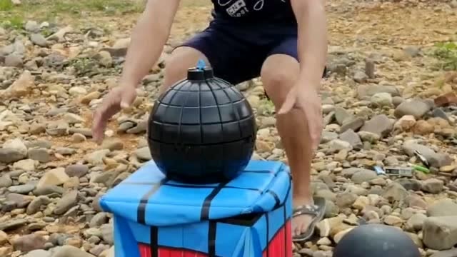 现实版的绝地求生你们看过吗，小哥哥们玩的太六了，真是惊险刺激！免费观看