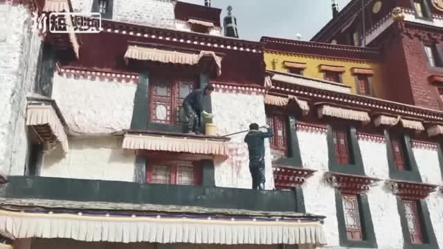 西藏布達拉宮“換新裝”信衆爭當“粉刷匠”