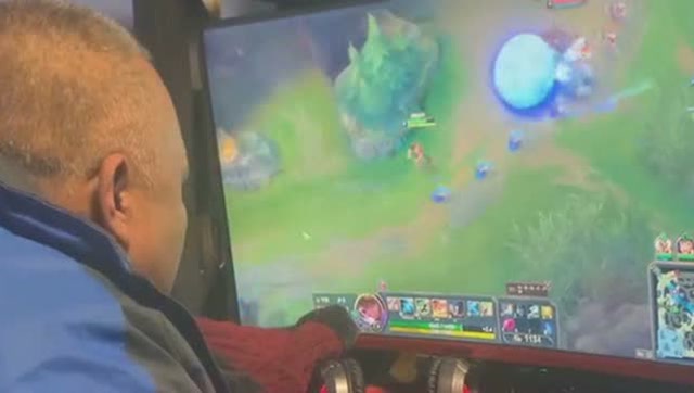 第一次看见大爷玩盲僧的，而且玩的还这么溜，真是刷新了我的认知！免费观看