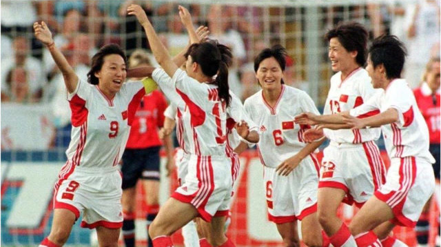 经典回想杀:中国女足巅峰!与美国对轰3球,孙雯大罗式挑射破门