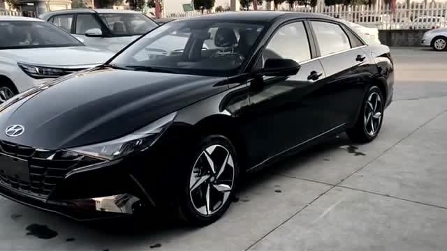 第七代伊兰特灵光汽车,黑色的车身真是炫酷,难怪老公觊觎这么久了!