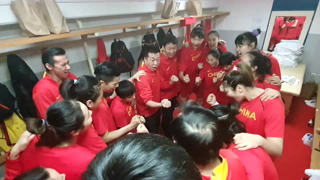 力爭兩連勝!女籃賽前激情動員打雞血