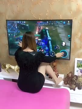 美女电视上玩王者荣耀，这手速是单身了多少年啊！免费观看