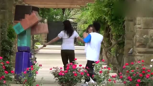 《我的世界》玩家扮演史蒂夫，在街边把妹，看来MC人人喜欢免费观看