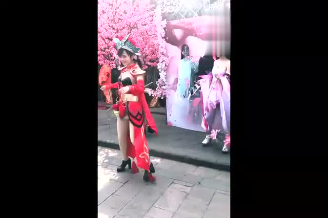 王者荣耀角色扮演大聚会，阿轲，虞姬和貂蝉，美不胜收！免费观看