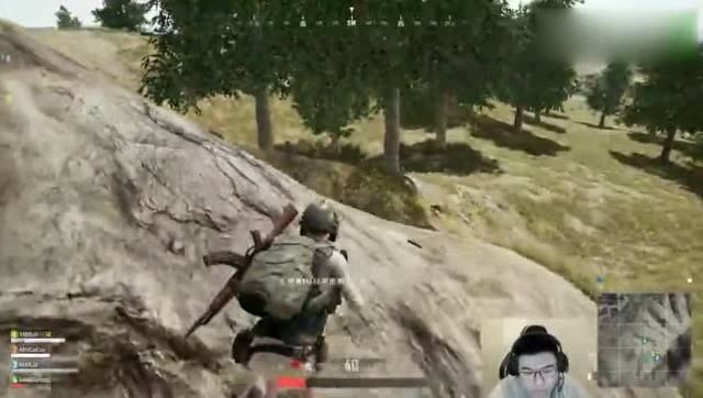 绝地求生：韦神骑着摩托从山崖飞下去 出其不意的偷袭免费观看