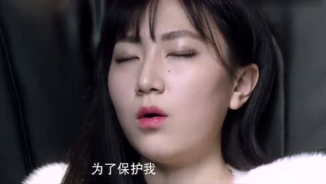 小盒子里冒着白烟,女子晕倒了
