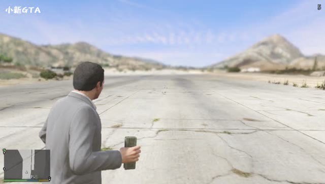 终于有办法可以经过感应地雷而不被炸了，男子高兴得丢出去一大堆免费观看