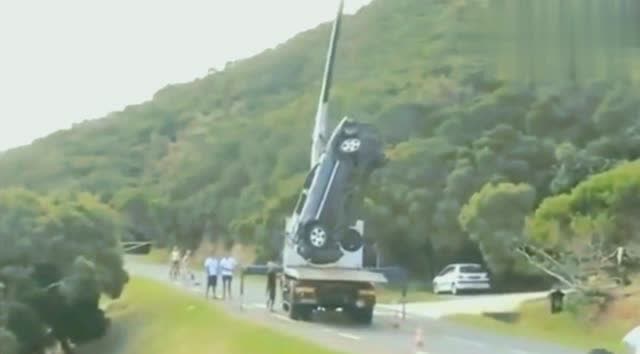吊車剛把事故車吊起來，就感覺情況不妙，果真出大事了 (291播放)