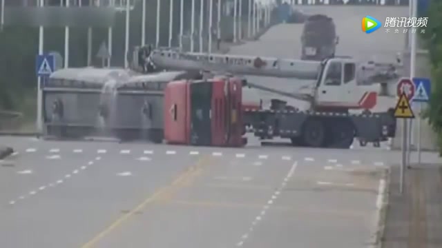 油罐车和吊车相撞起火，司机幸运逃生，恐怖的大货车事故 (199播放)