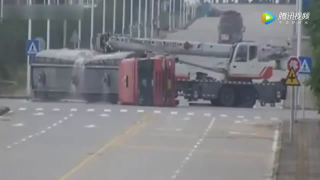 油罐車和吊車相撞起火，司機幸運逃生，恐怖的大貨車事故 (248播放)