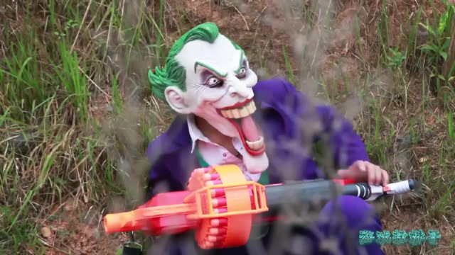 吃鸡真人版：歹徒胡作非为，被特级小队彻底消灭！免费观看