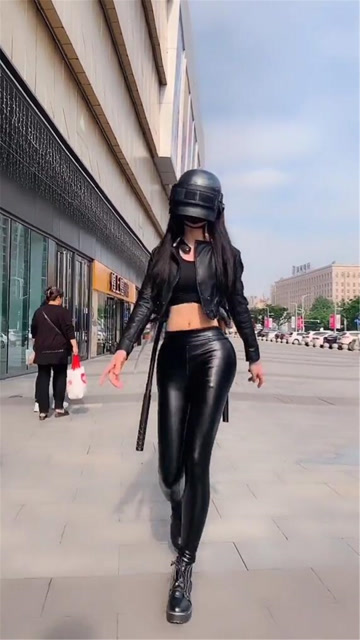 暴走的吃鸡小姐姐，这身材也太好了！免费观看