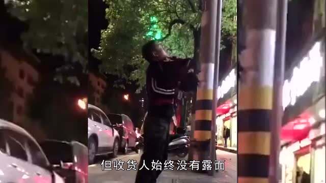 快遞員替人送花被拒,無奈只能樓下大喊,花不拿走我要挨差評!